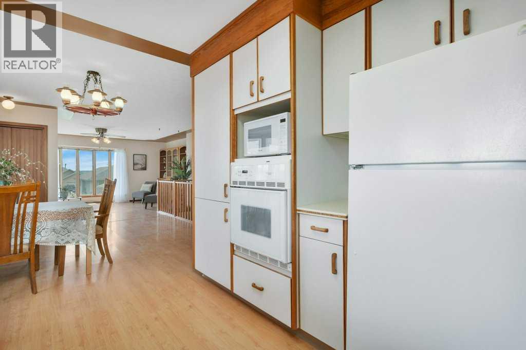 5201 46 Avenue - 21