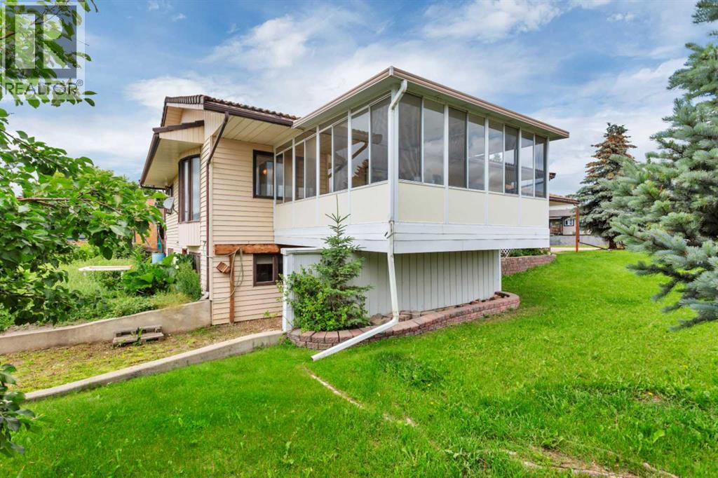 5201 46 Avenue - 48