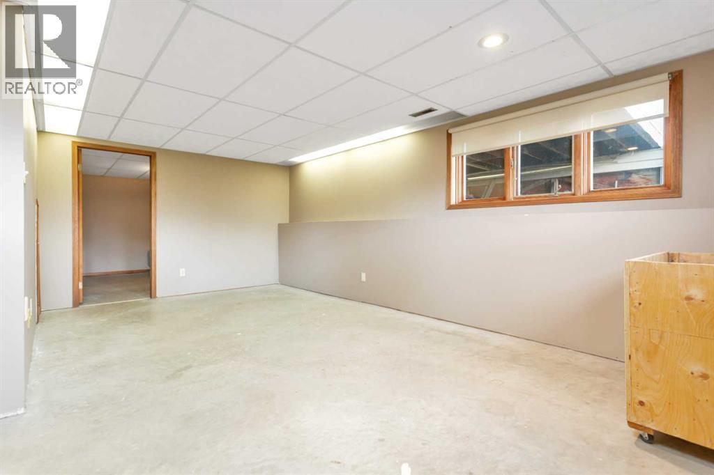 5201 46 Avenue - 39