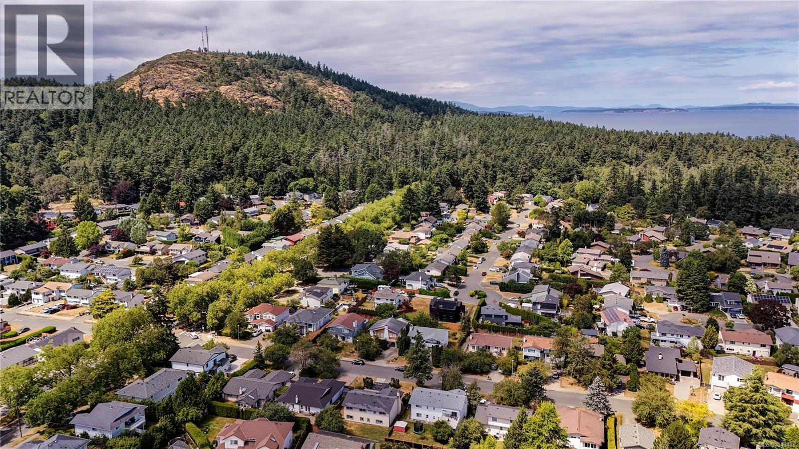  1521 San Juan Avenue, Saanich