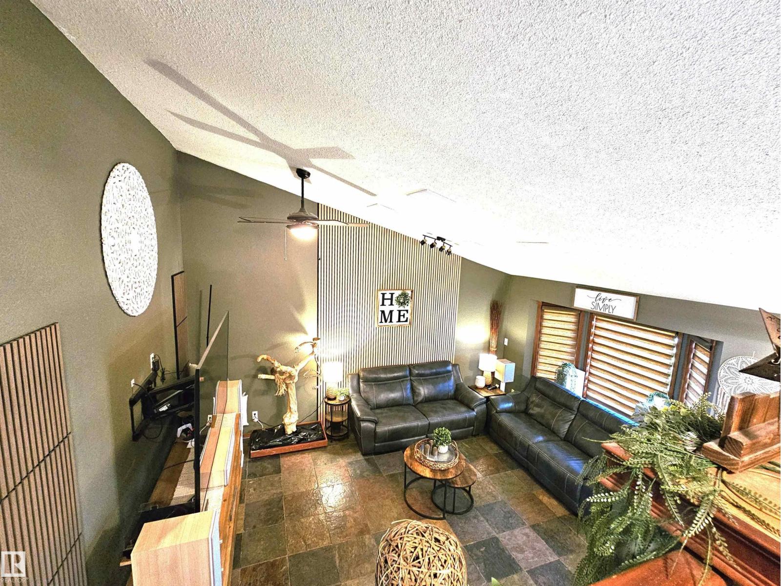 5519 42 ST - 9
