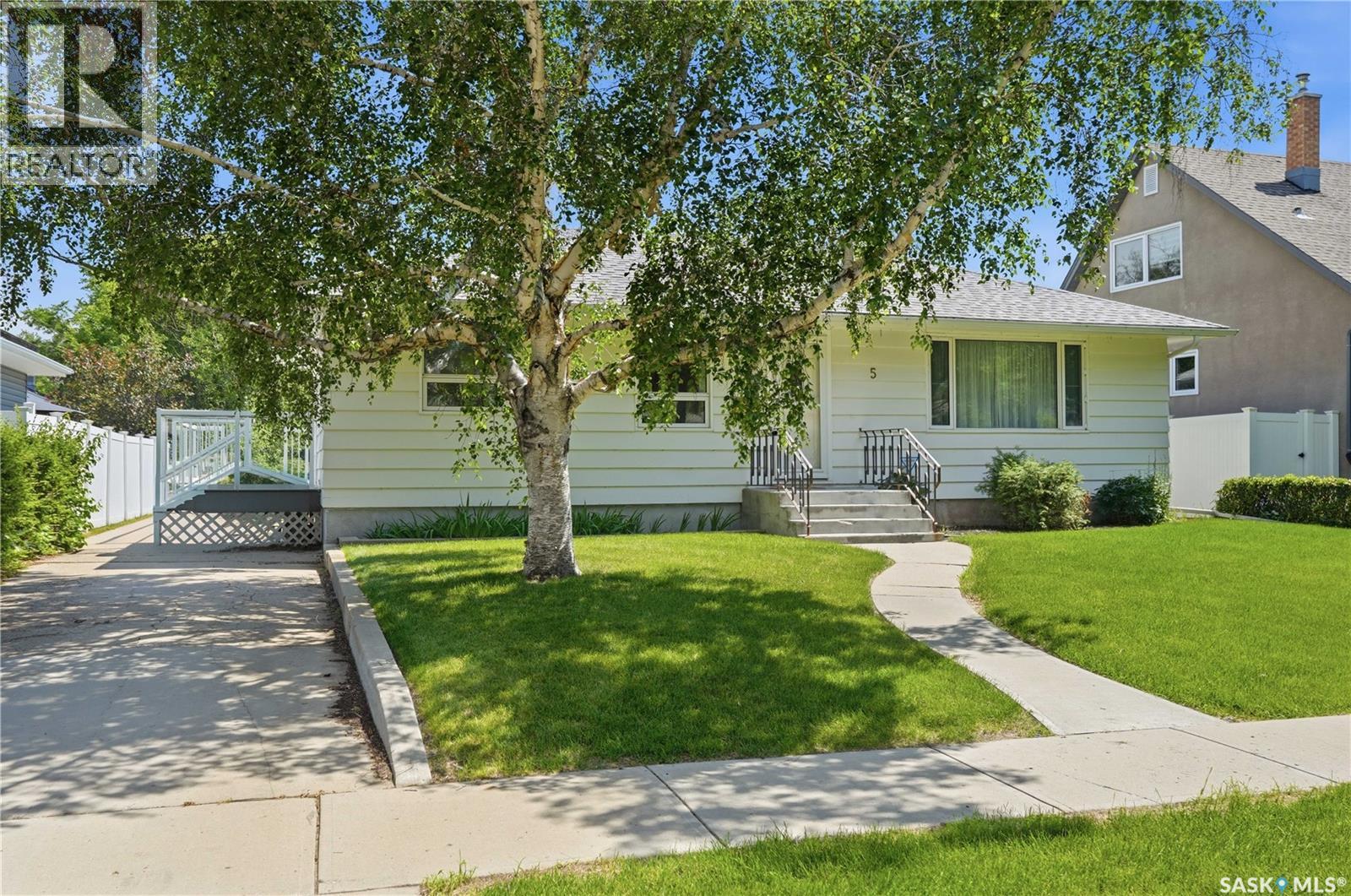 5 Lamont CRESCENT - 2