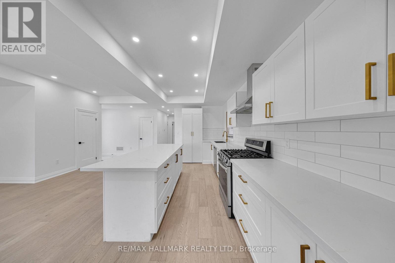 978 MIDLAND AVENUE - 17