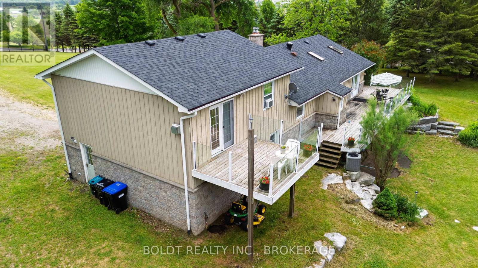 5832 5TH SIDE ROAD - 6