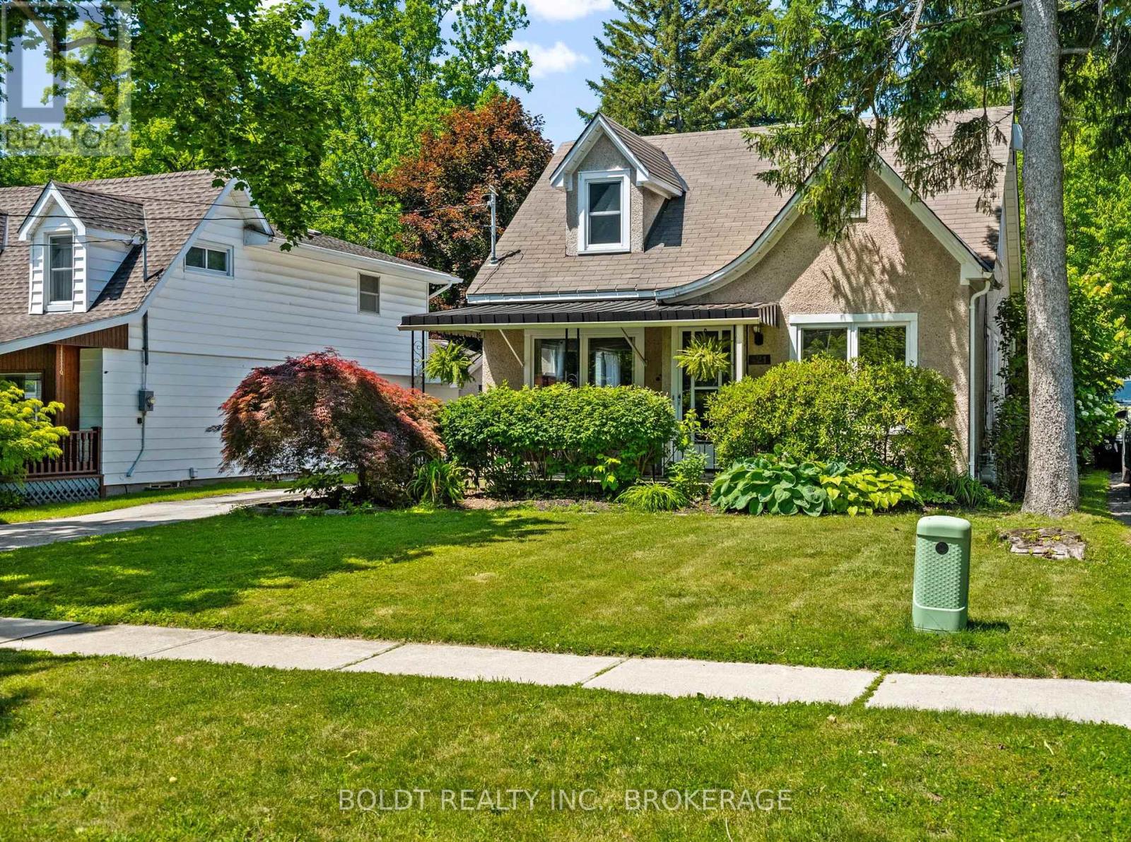 421 PROSPECT POINT ROAD N - 2