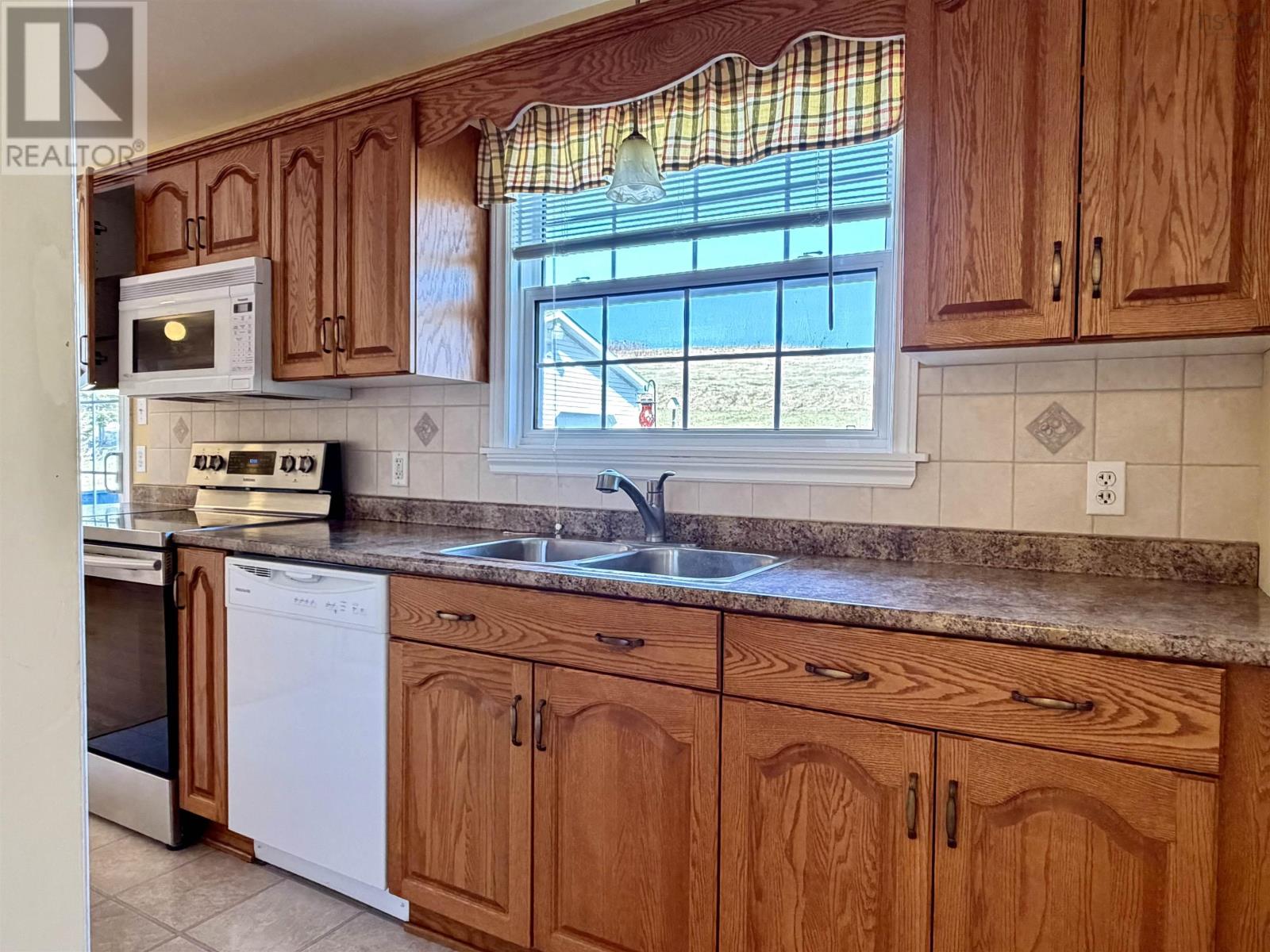 1584 Hillside Boularderie Road - 14