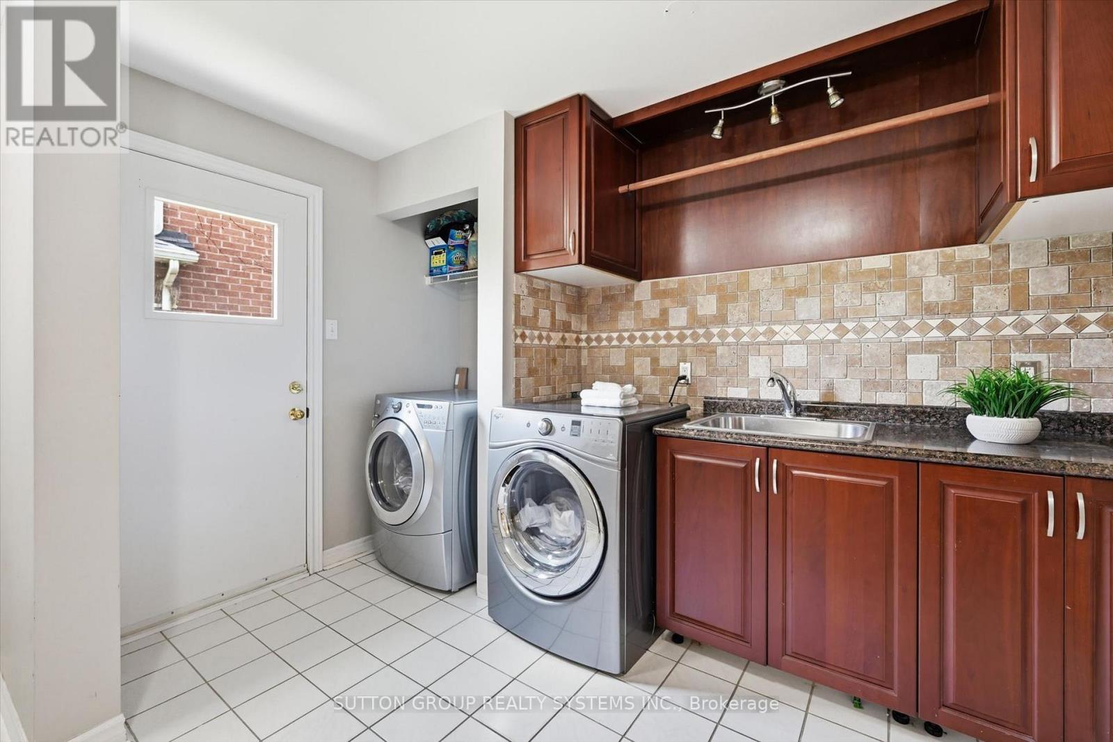 7 ARNHEM COURT - Image 18