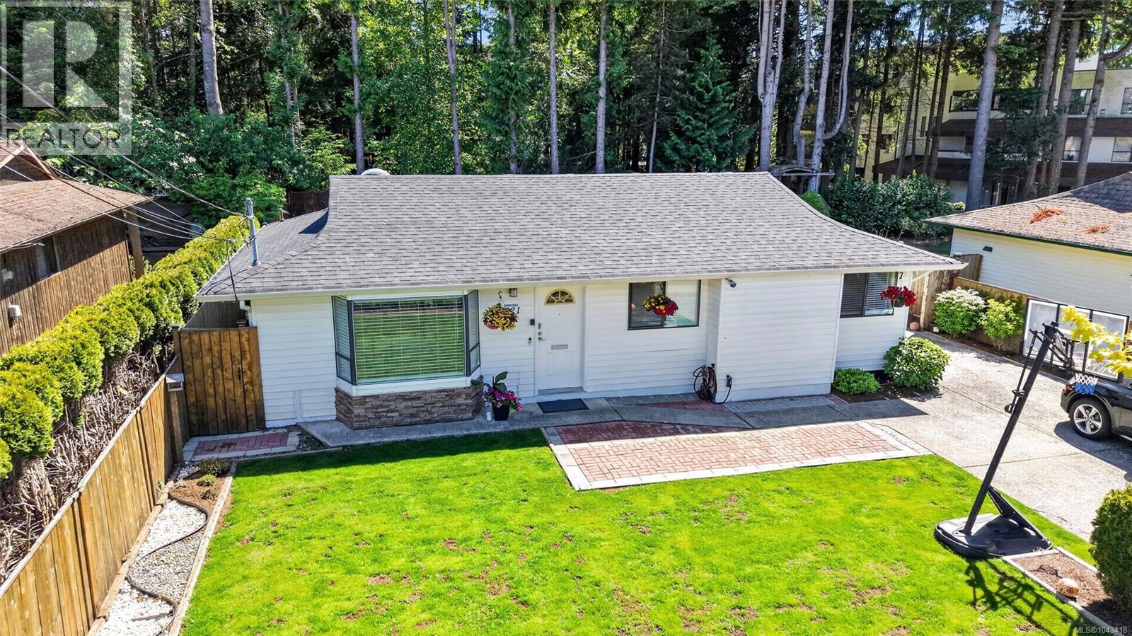 6421 Portsmouth Rd, Nanaimo — photo 2