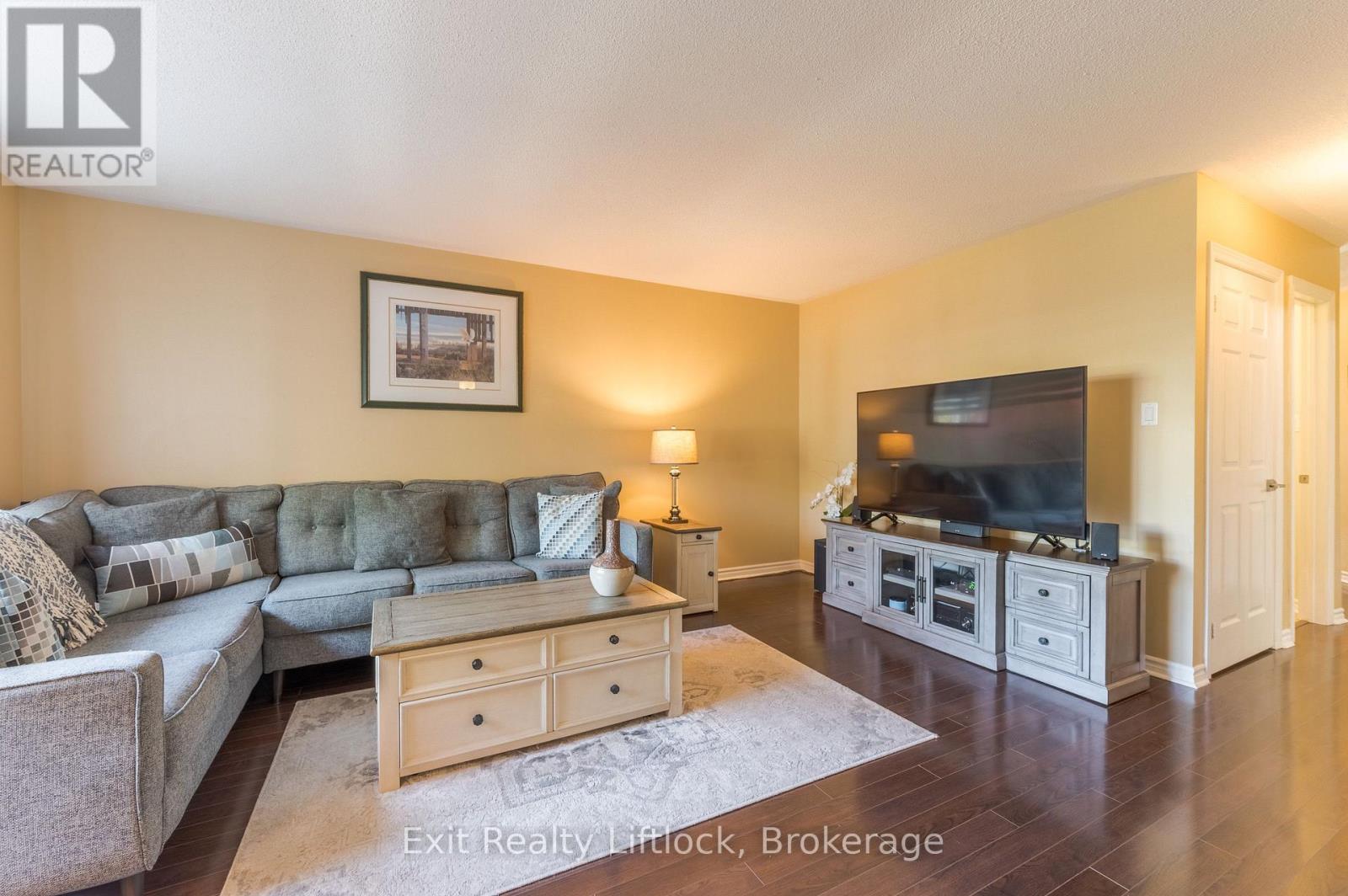 8 WILKINS CRESCENT - 16