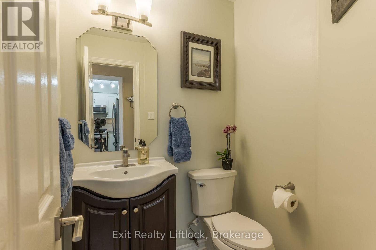 8 WILKINS CRESCENT - 23