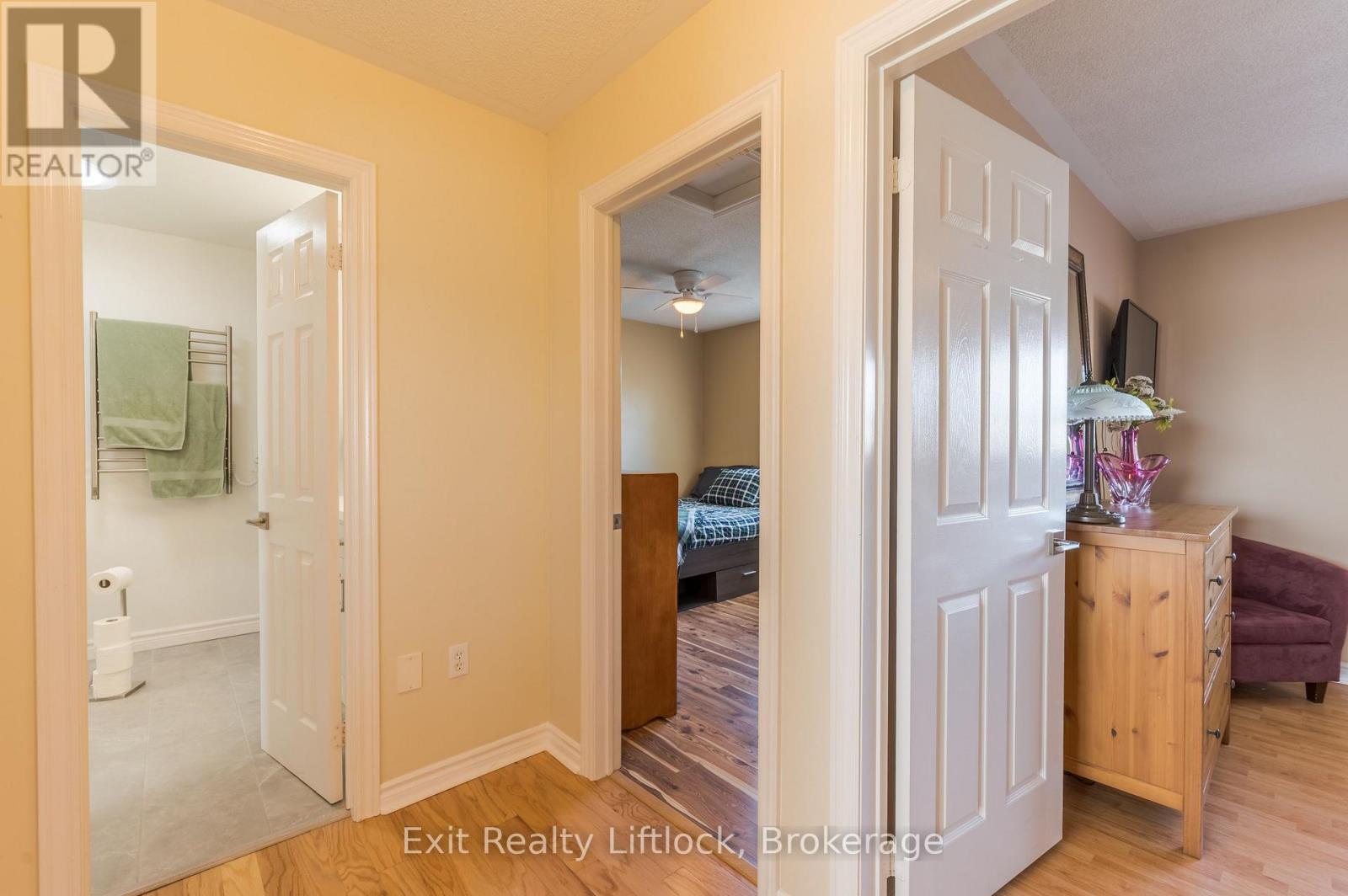 8 WILKINS CRESCENT - 26