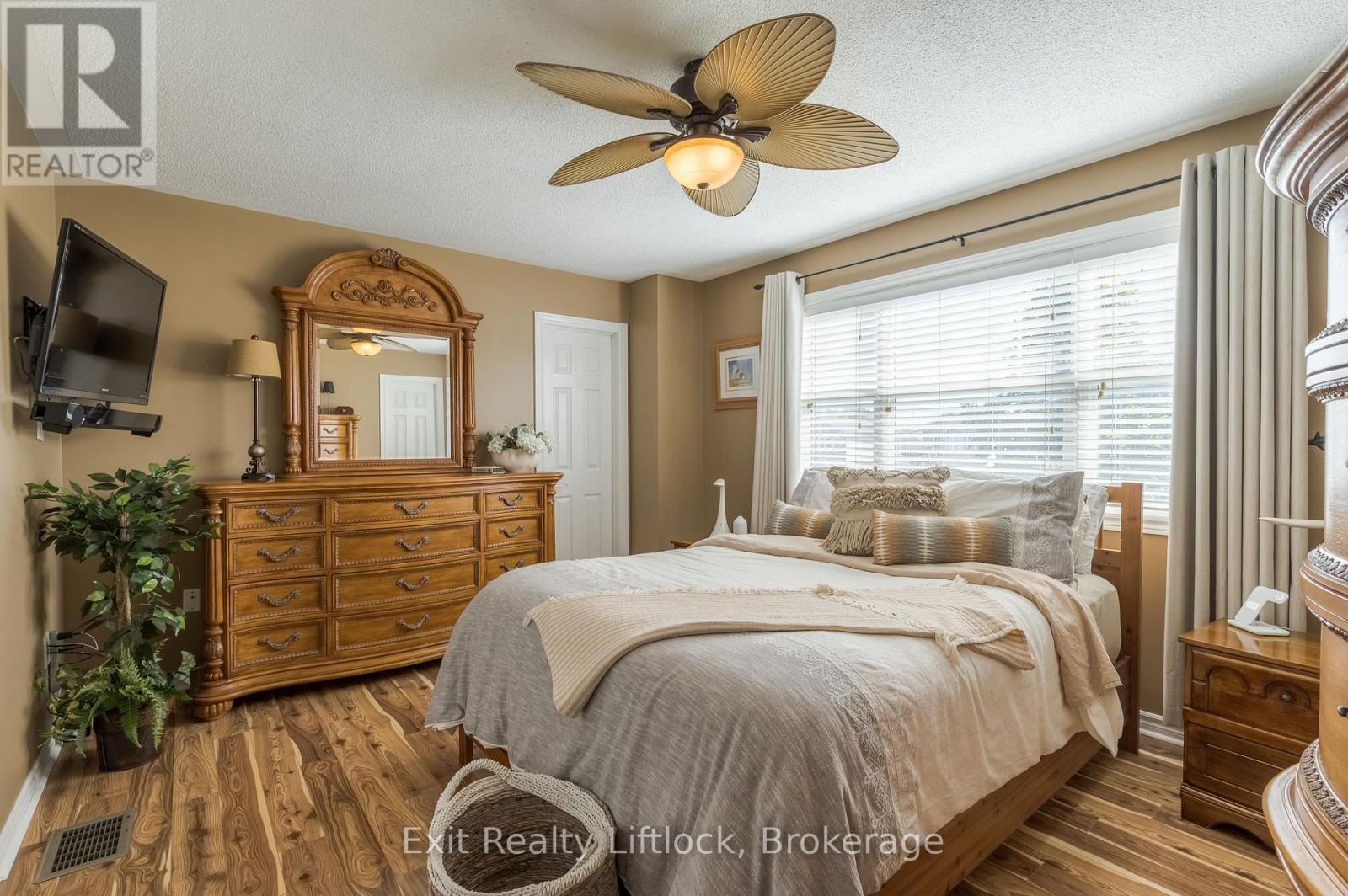 8 WILKINS CRESCENT - 29