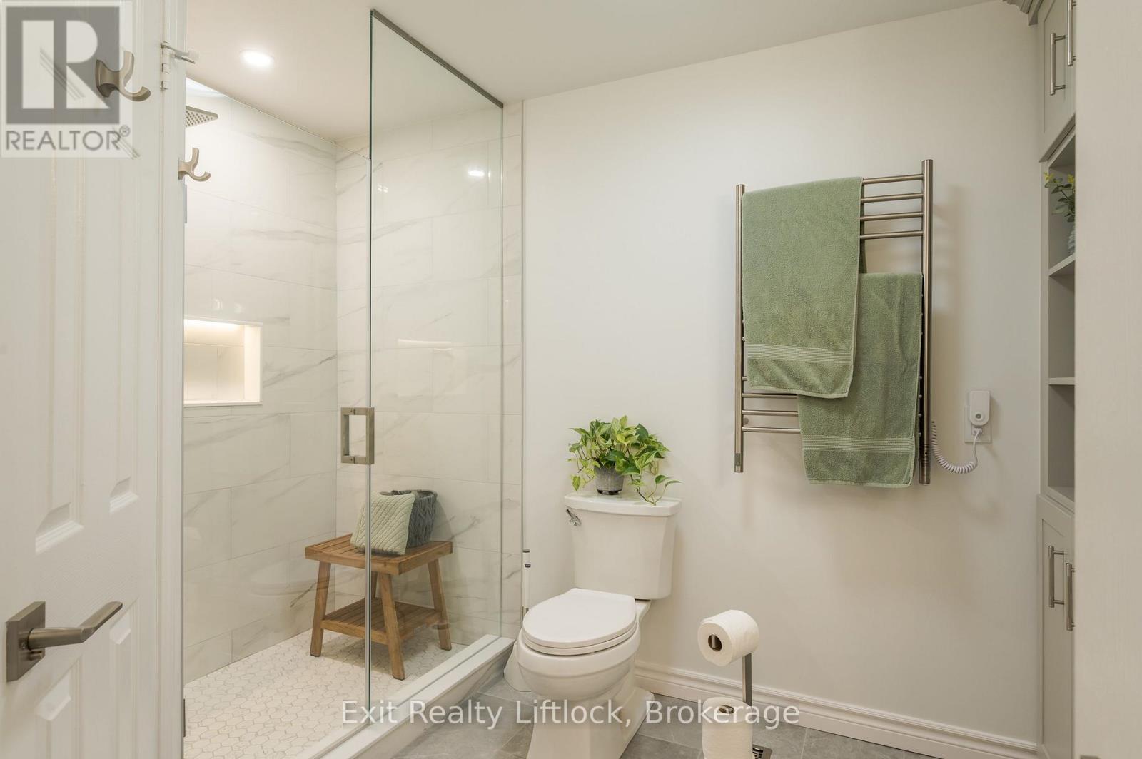 8 WILKINS CRESCENT - 31