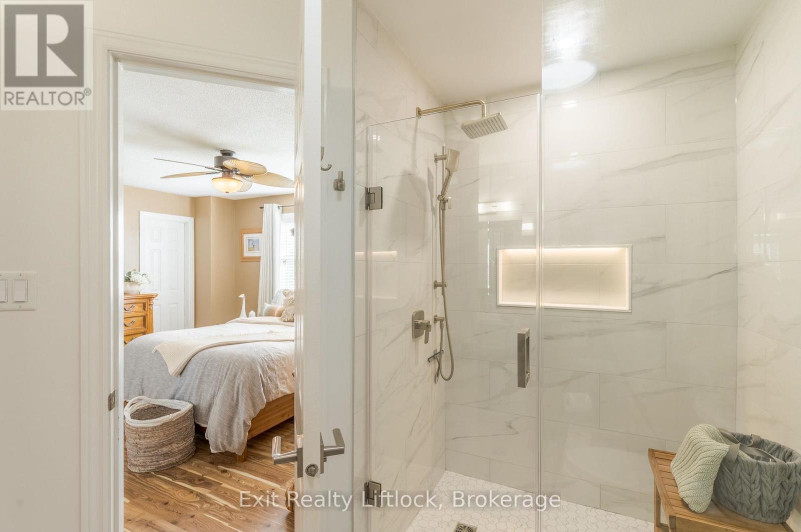 8 WILKINS CRESCENT - 32