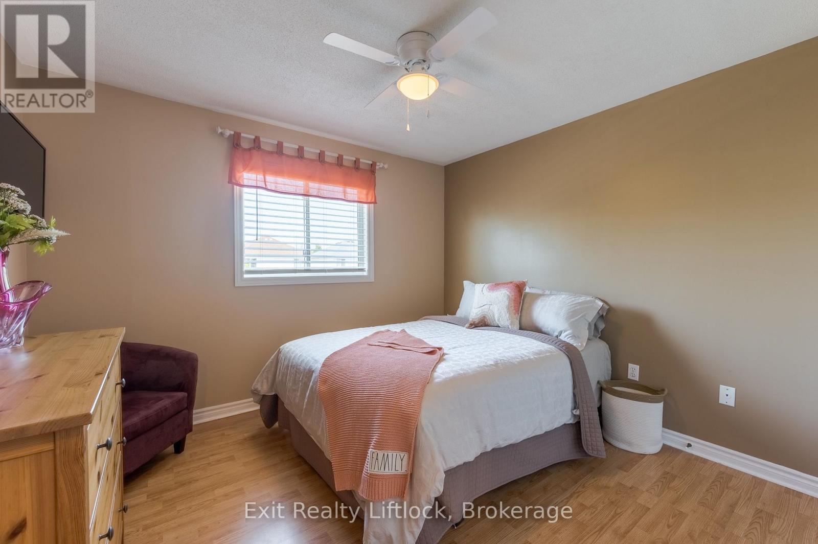 8 WILKINS CRESCENT - 37