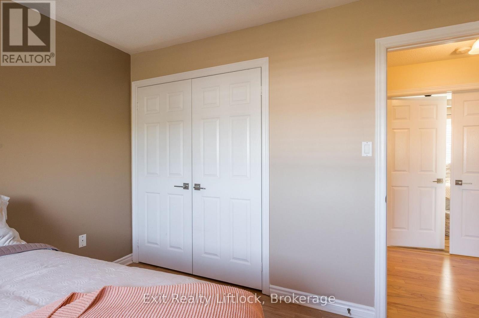 8 WILKINS CRESCENT - 38