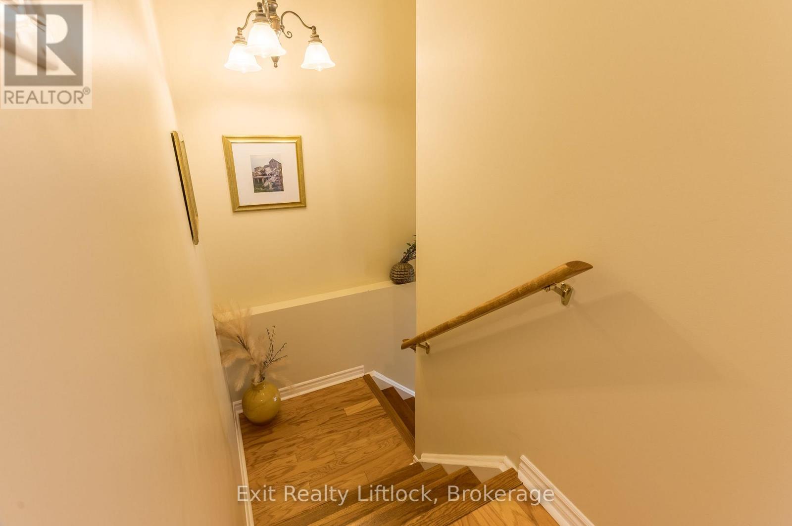 8 WILKINS CRESCENT - 40