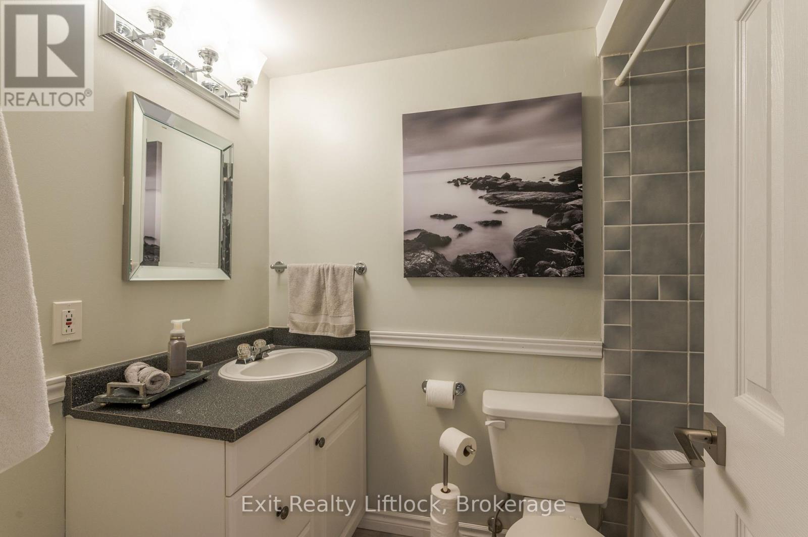 8 WILKINS CRESCENT - 41