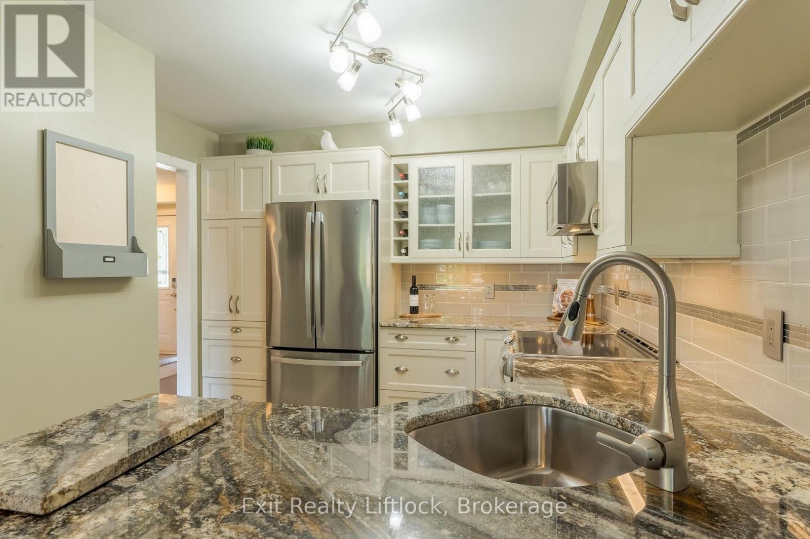 8 WILKINS CRESCENT - 7