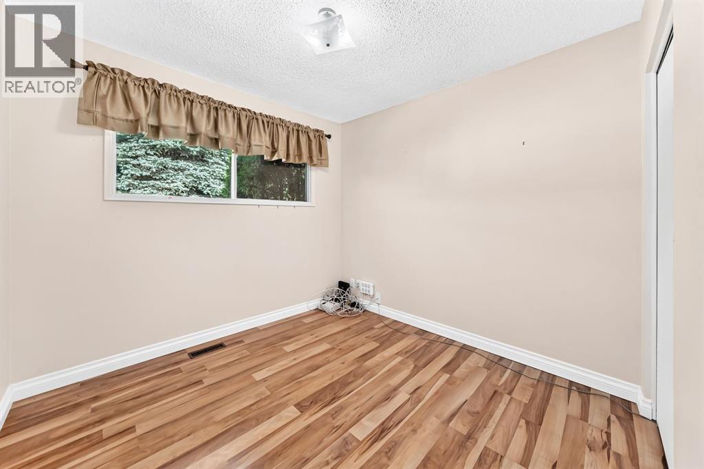 5227 37 Street - 20