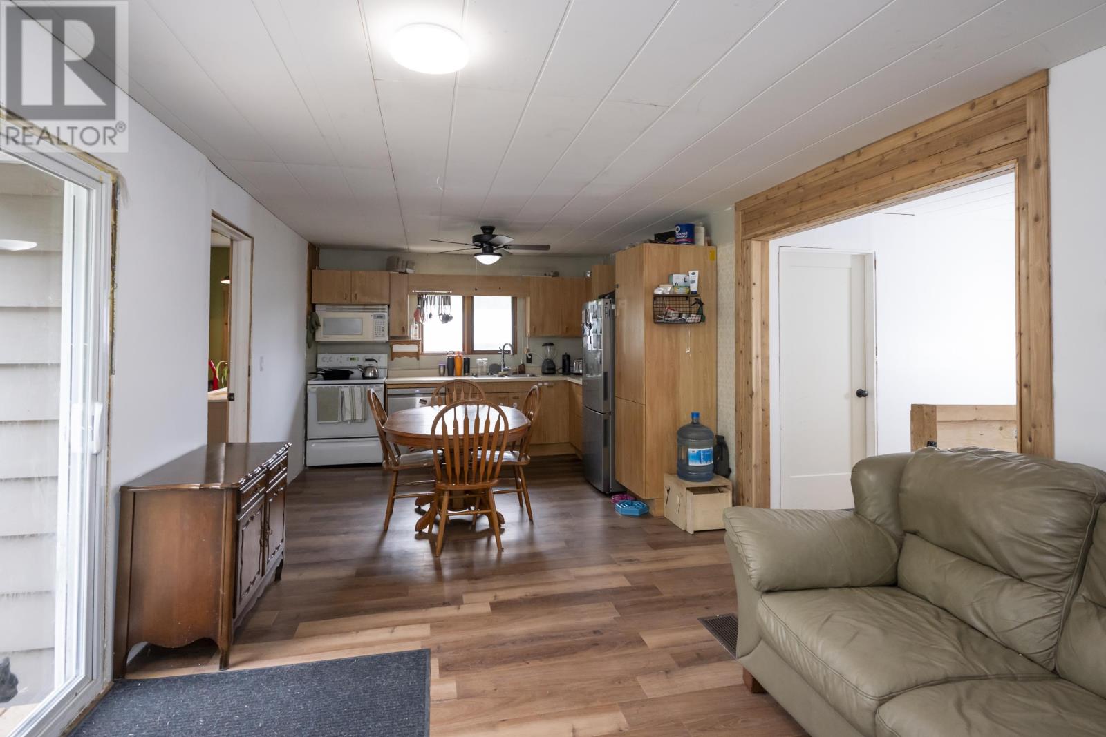 6 Hume Rd W - 13