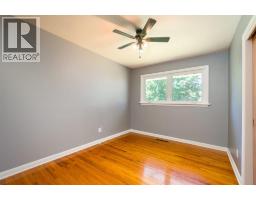 Living room - 18 Tweedsmuir Avenue, Sarnia, ON N7S2R8 Photo 7