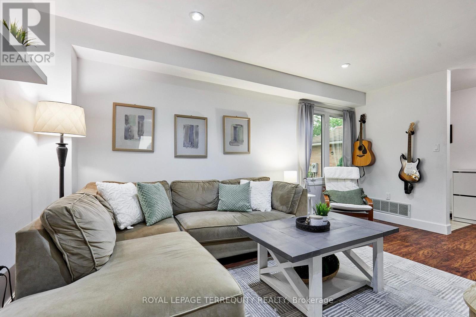 26 FIELD CRESCENT - Image 10