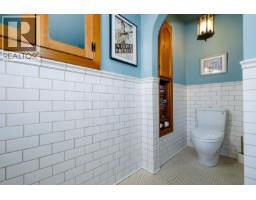 Full bathroom - 2075 Thompson Avenue, Rossland, BC V0G1Y0 Photo 20