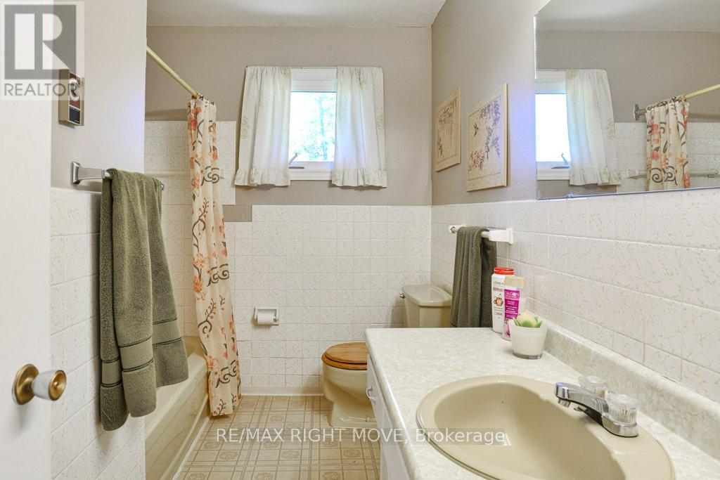 3877 WOOD AVENUE - 25
