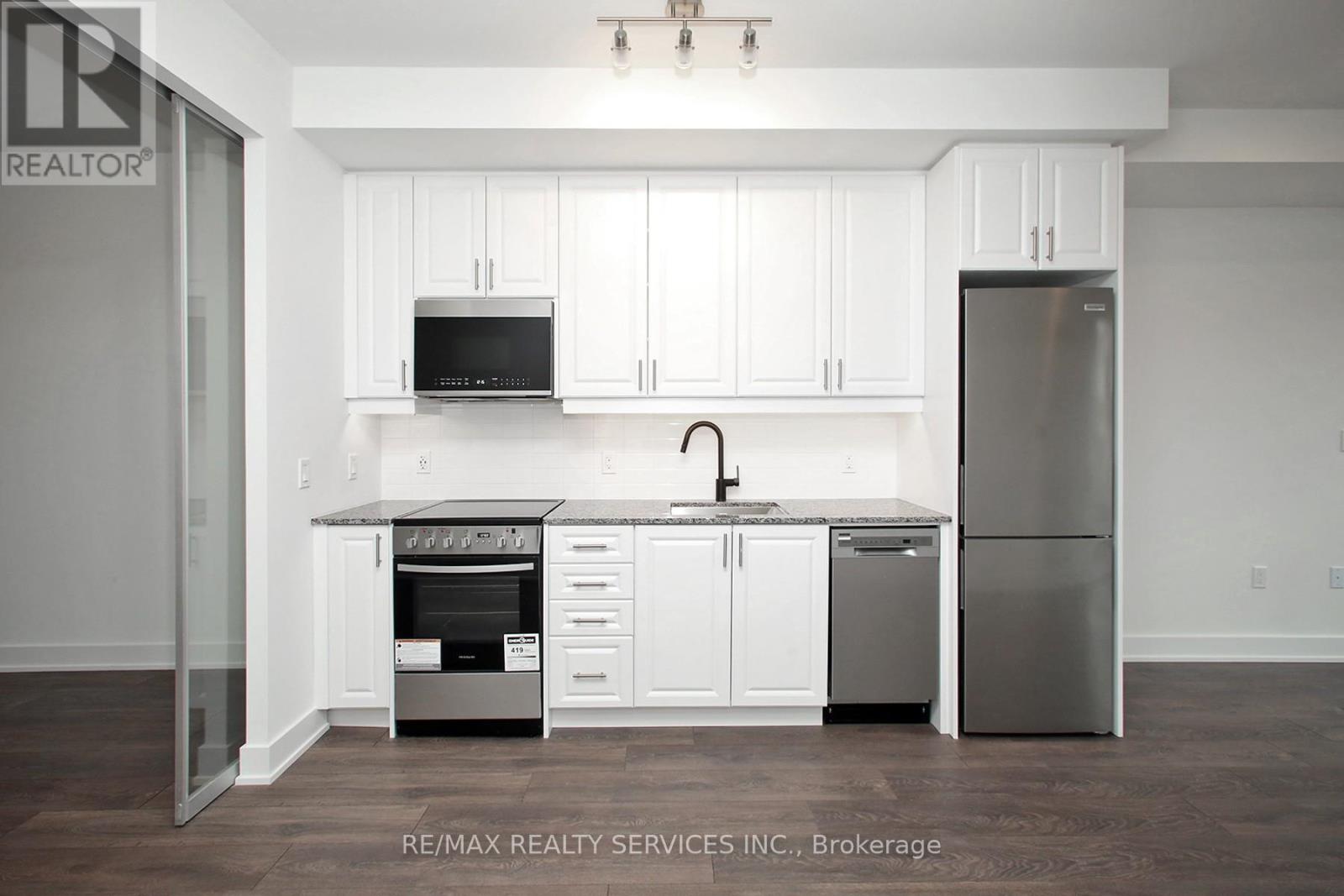 Upgraded kitchen with stainless steel appliances