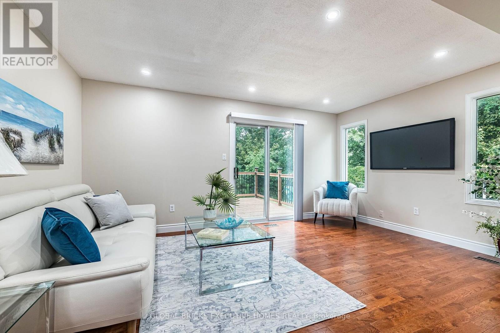 2150 HUNT CRESCENT - 11