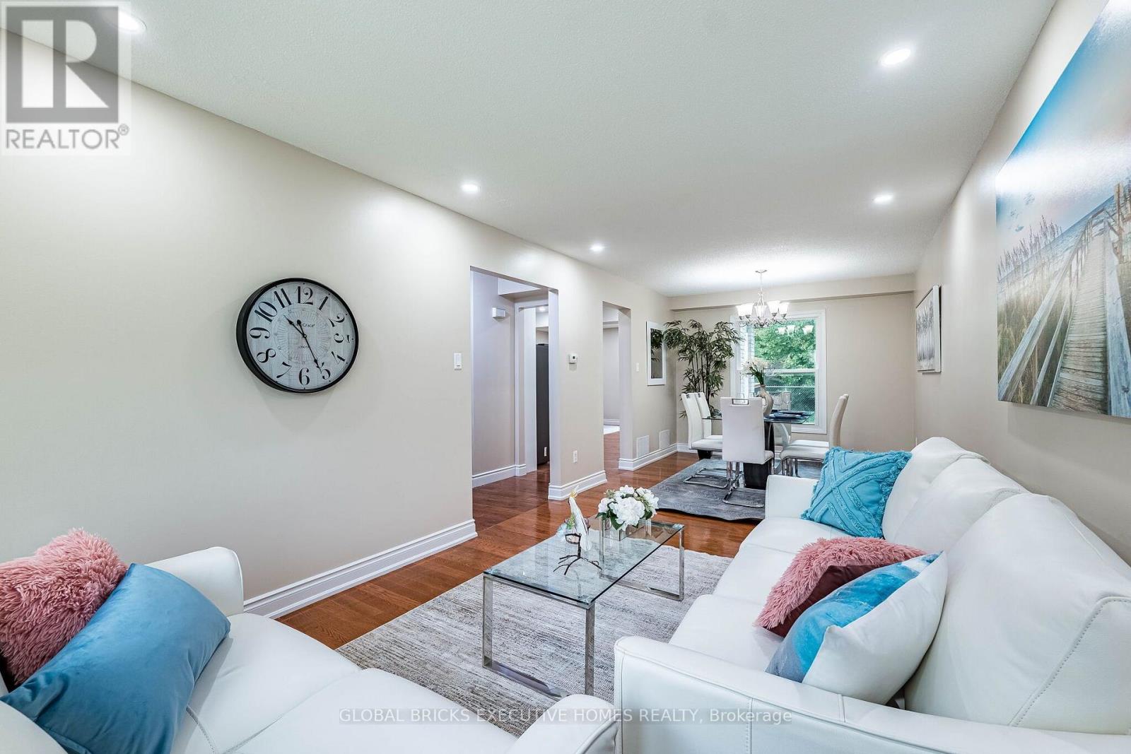 2150 HUNT CRESCENT - 19