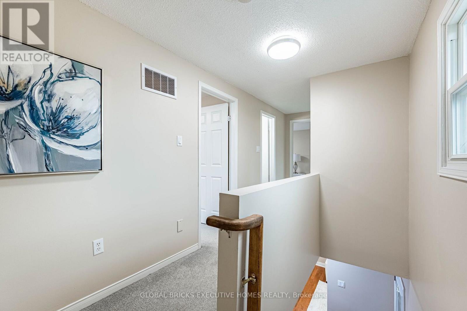 2150 HUNT CRESCENT - 23