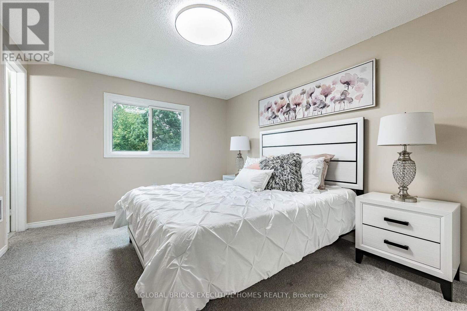 2150 HUNT CRESCENT - 24