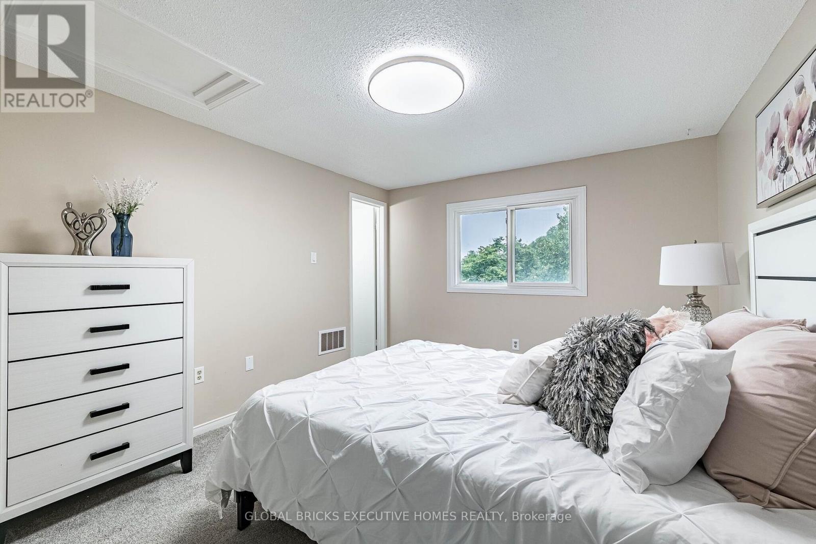2150 HUNT CRESCENT - 26