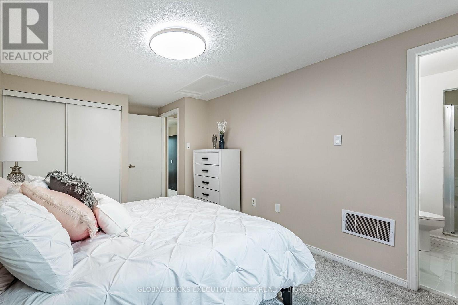 2150 HUNT CRESCENT - 27