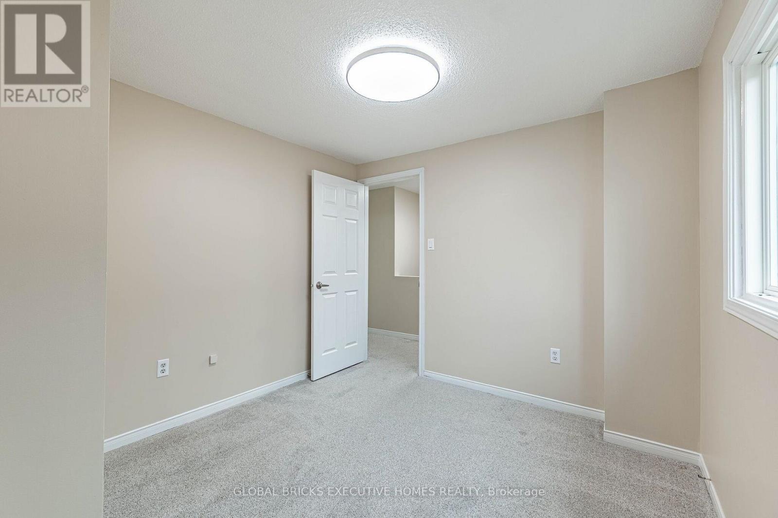 2150 HUNT CRESCENT - 30