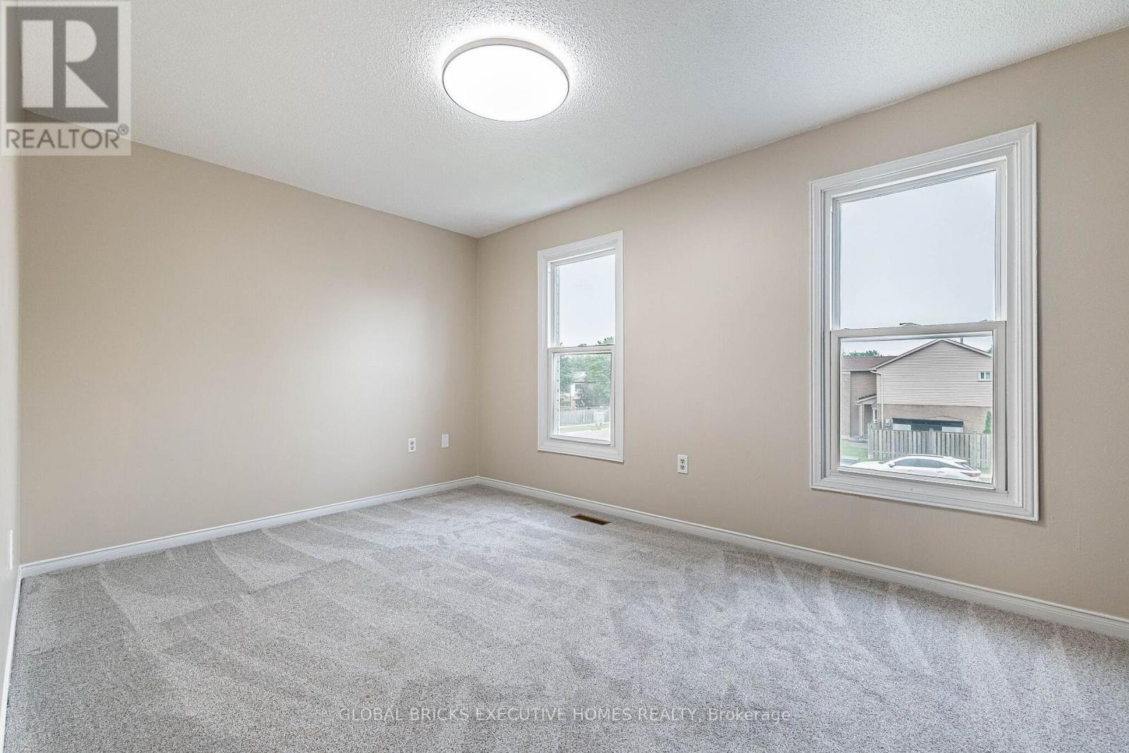 2150 HUNT CRESCENT - 32