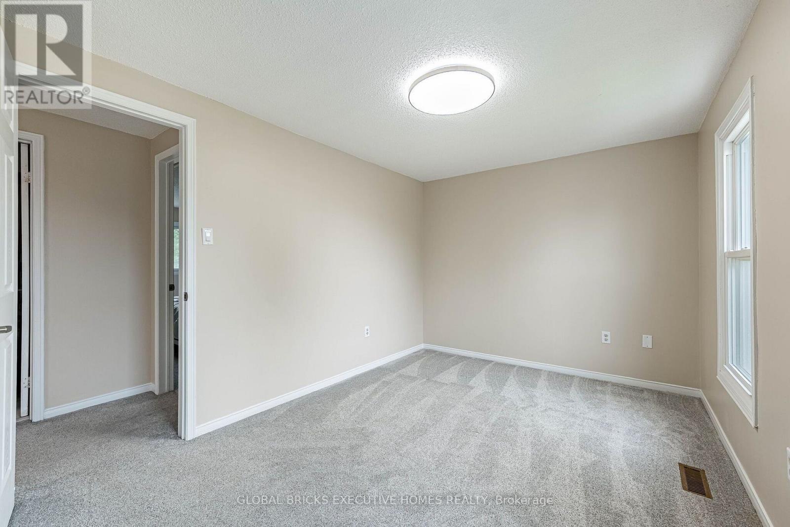 2150 HUNT CRESCENT - 33