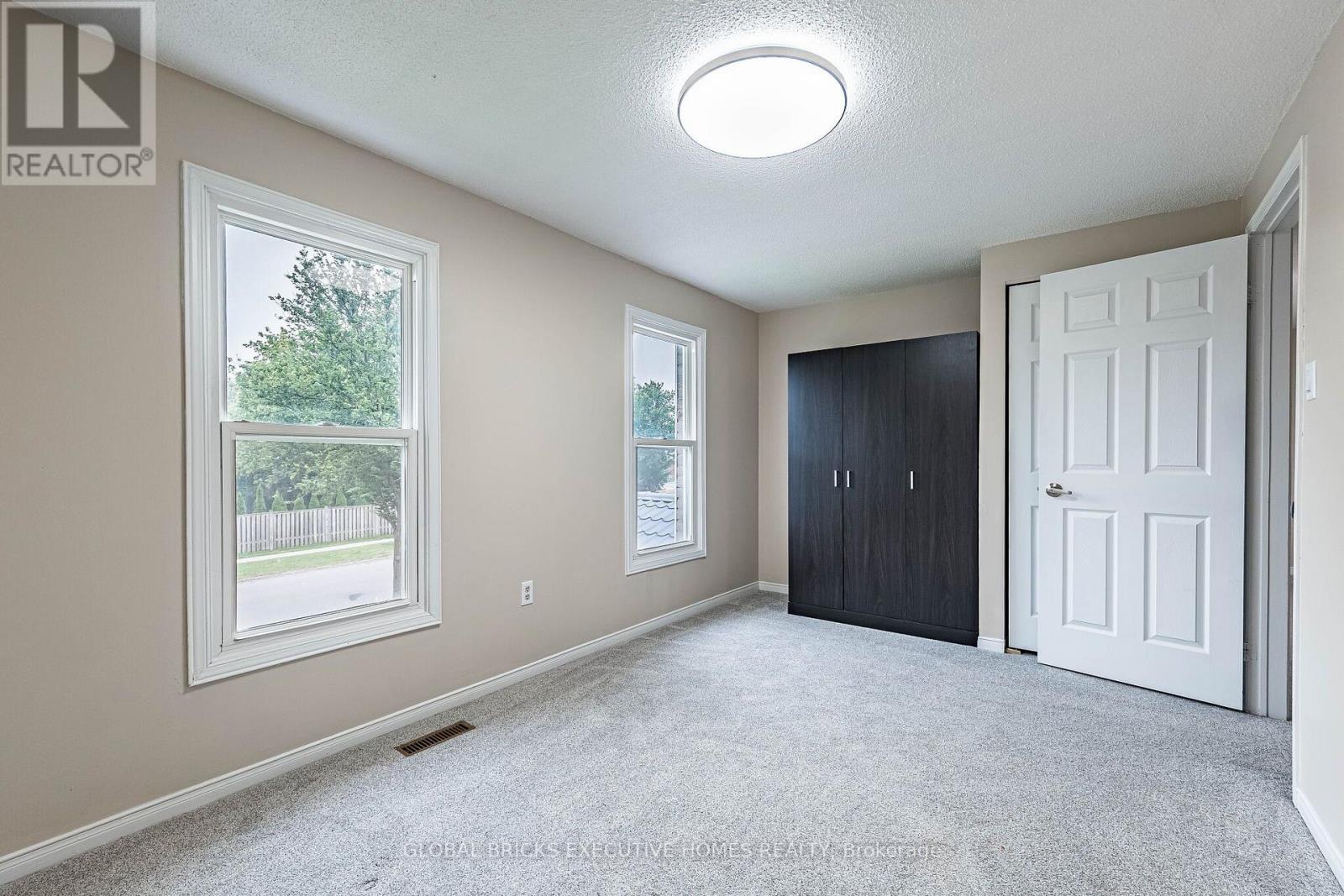 2150 HUNT CRESCENT - 34