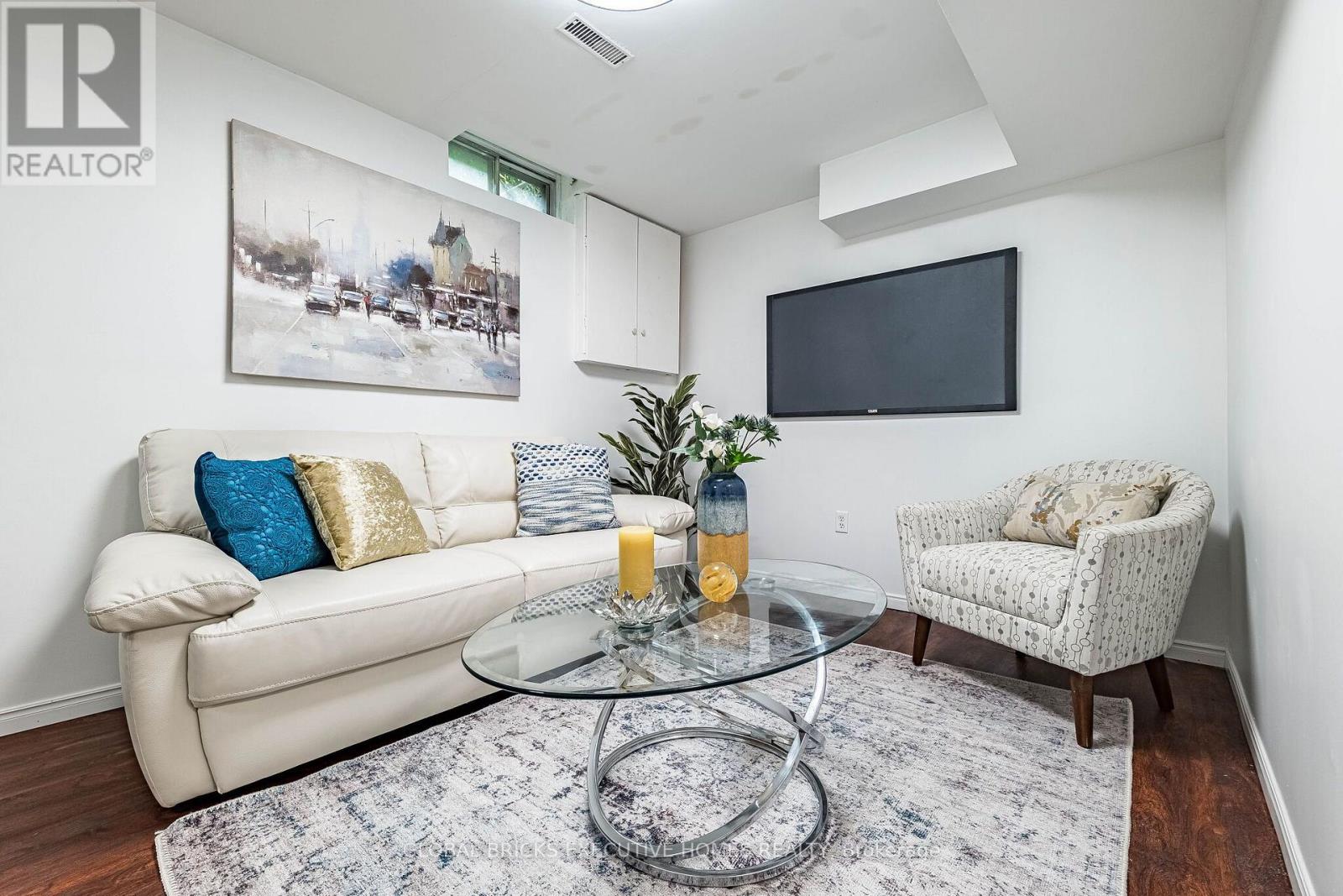 2150 HUNT CRESCENT - 35