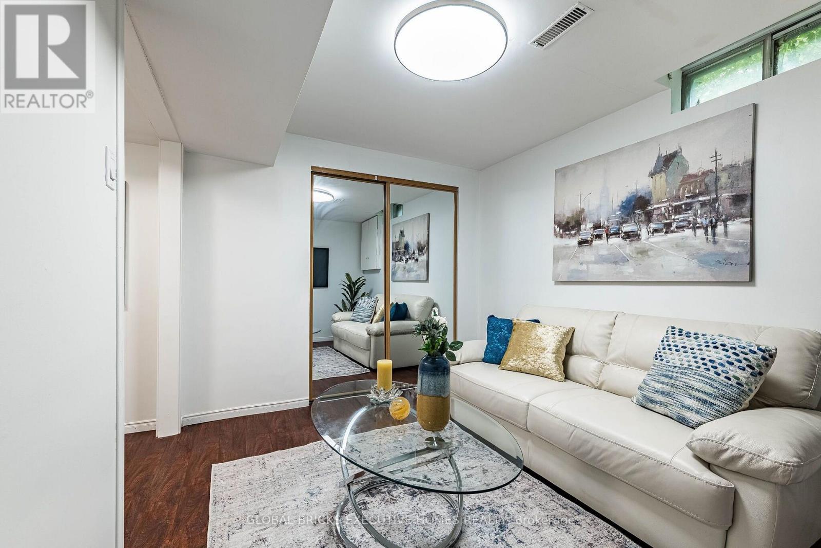 2150 HUNT CRESCENT - 36