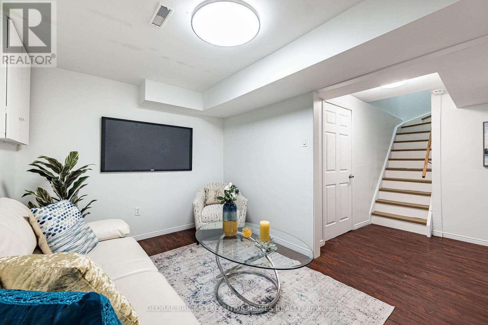 2150 HUNT CRESCENT - 37