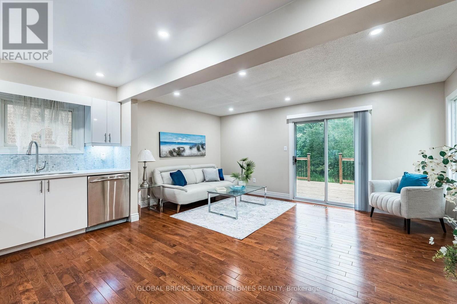 2150 HUNT CRESCENT - 5