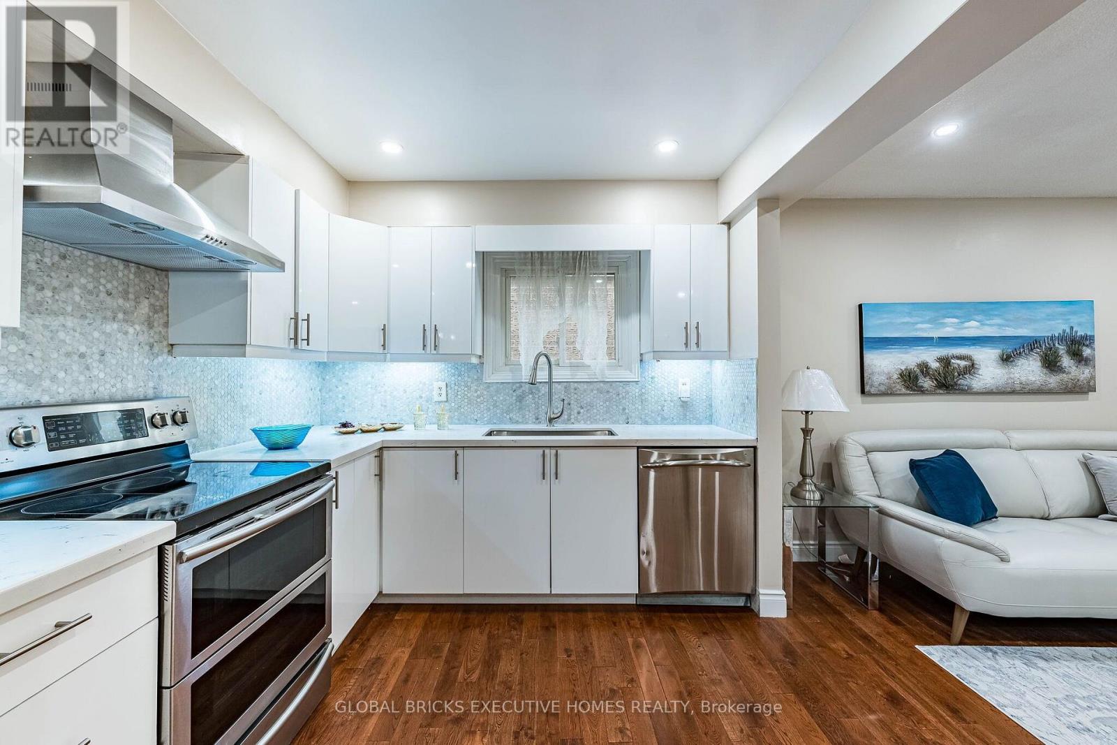 2150 HUNT CRESCENT - 6