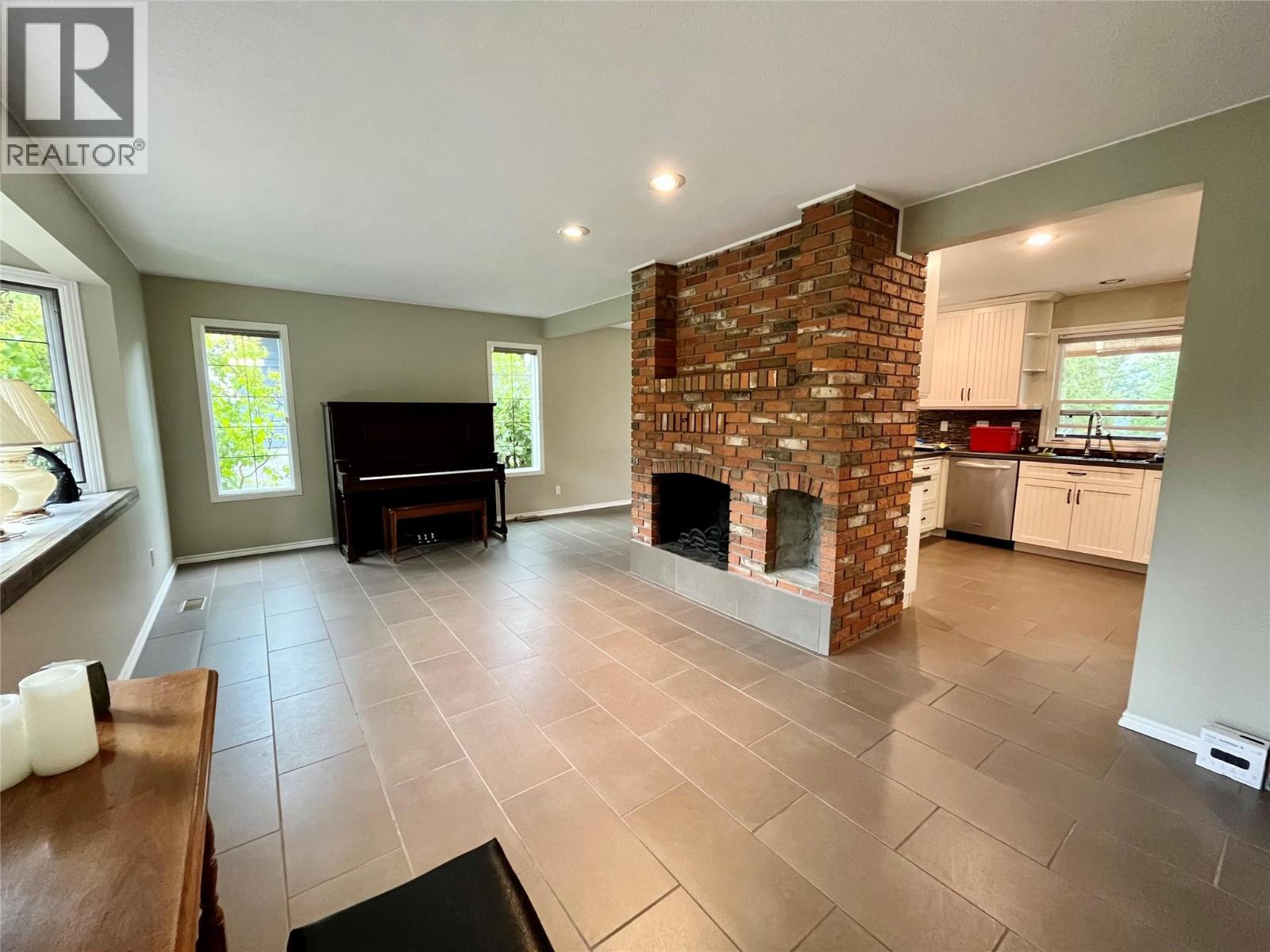 210 10th Avenue NW - 10