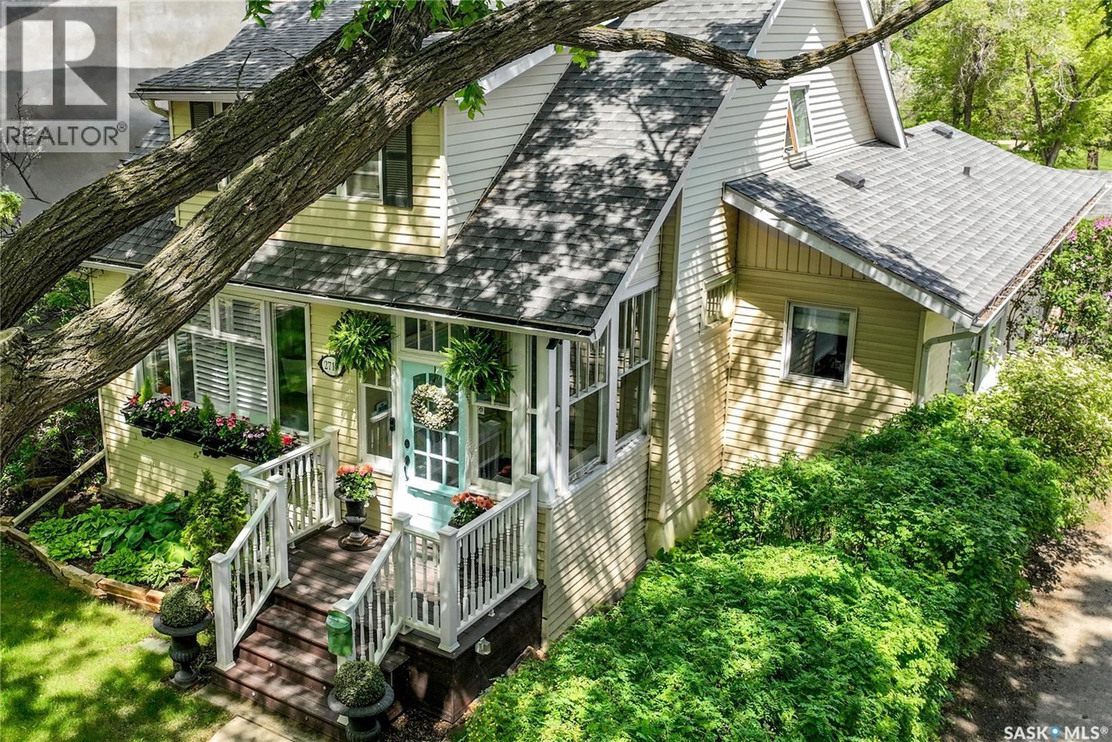 2718 Regina AVENUE - 3