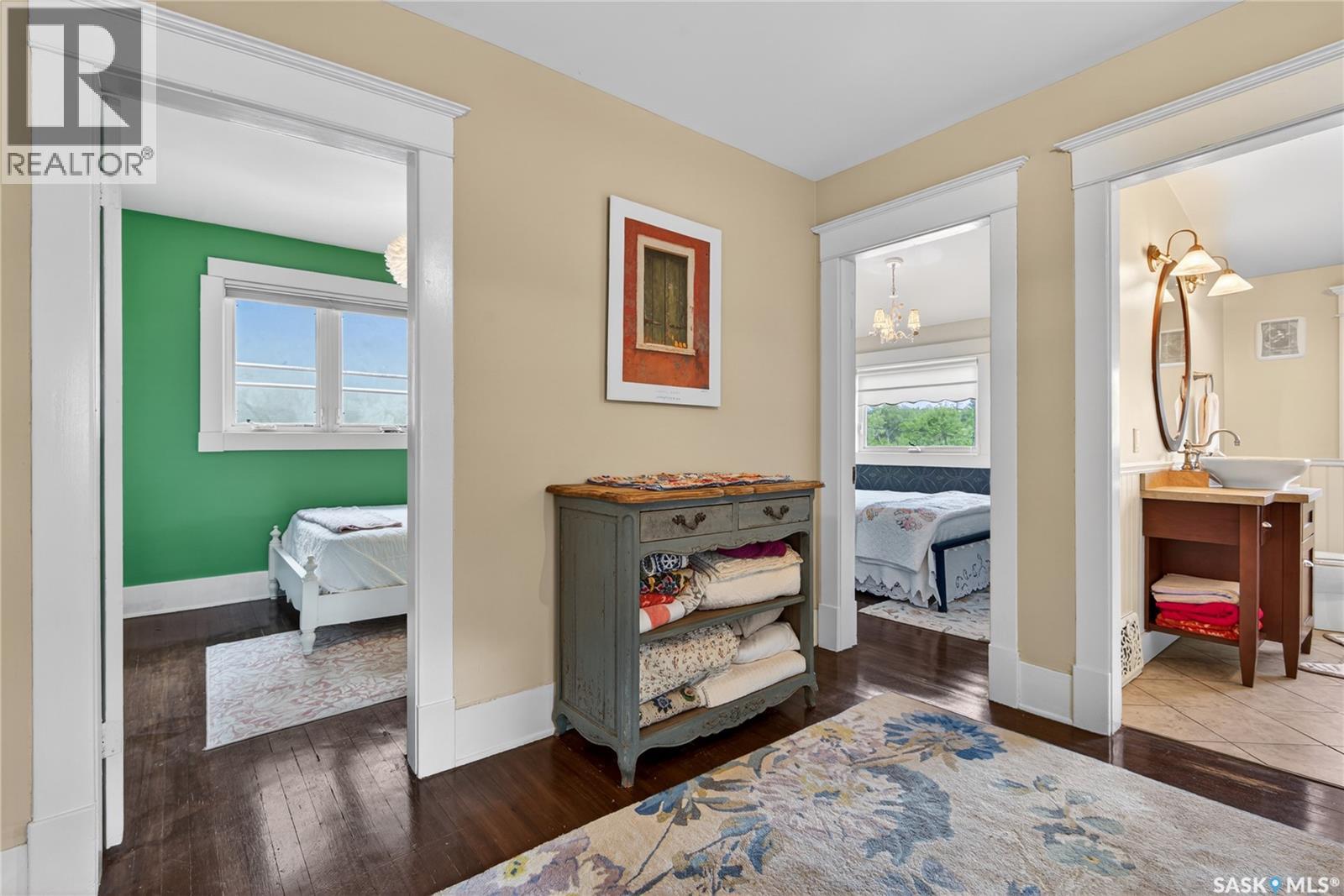 2718 Regina AVENUE - 33