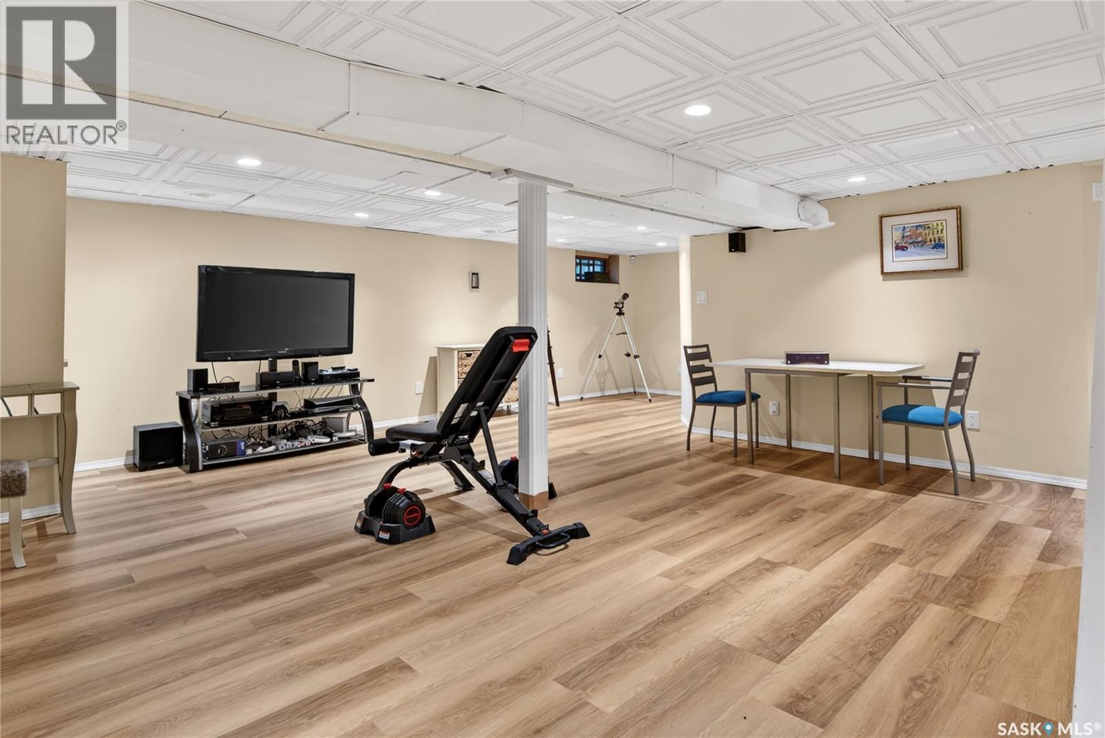 2718 Regina AVENUE - 40