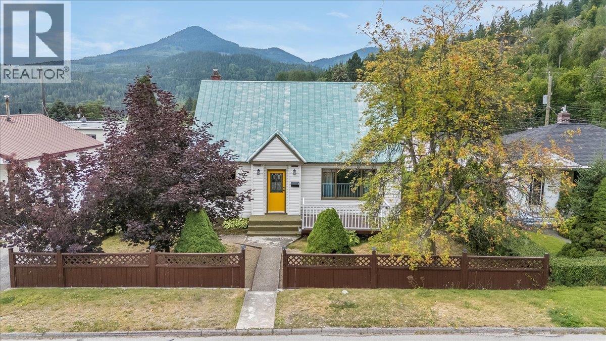 936 Thackeray Street - 1